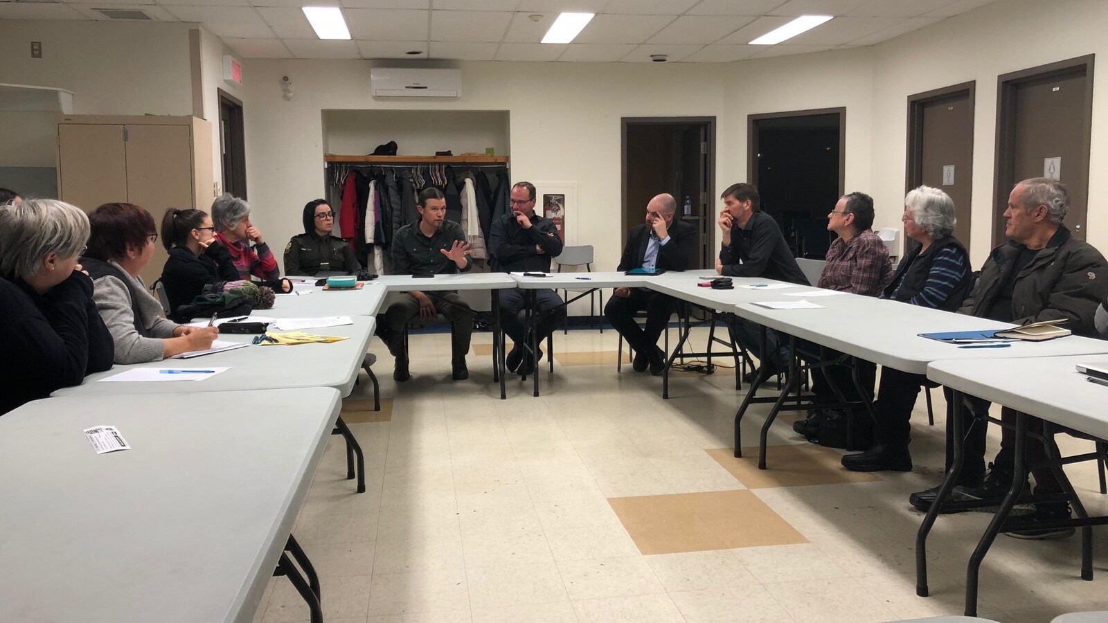 Une vingtaine de citoyens se sont réunis jeudi soir au centre communautaire de Saint-Robert pour discuter de la sécurité au parc Lepage.