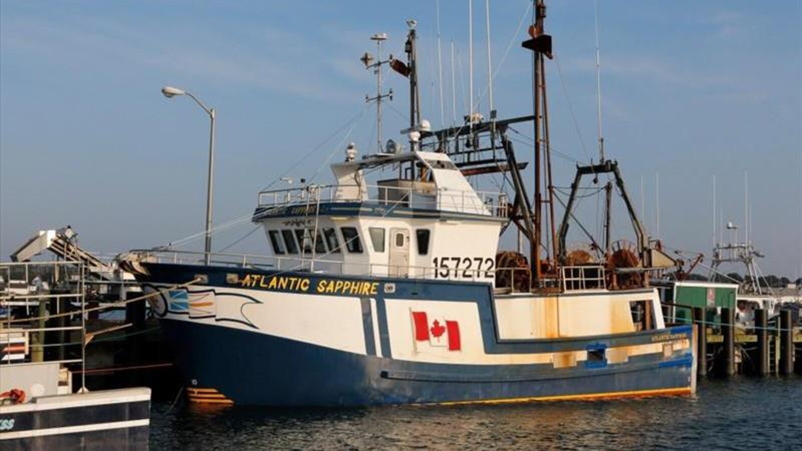Le bateau de pêche est amarré à un quai