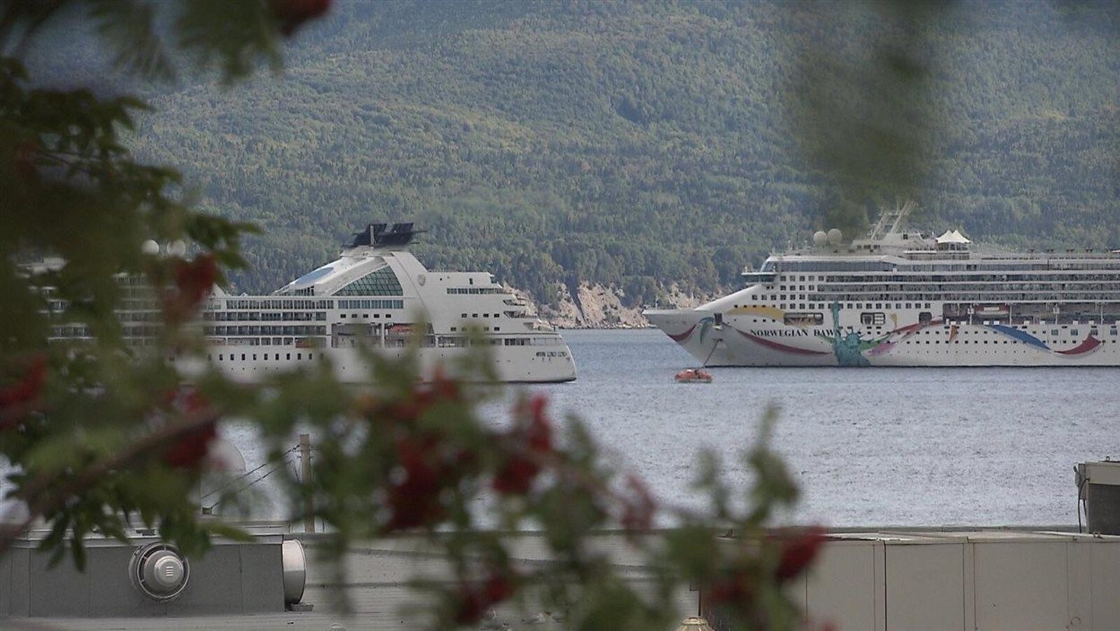 Deux bateaux de croisières mouillent dans la baie de Gaspé