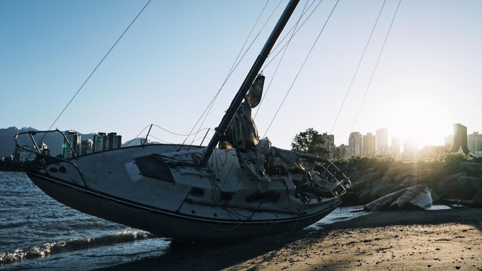 Un bateau échoué au parc Vanier à Vancouver après une nuit où les vents ont soufflé fort dans la ville.