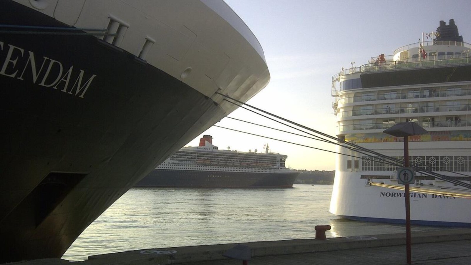 Des bateaux sont amarrés au port de Québec.