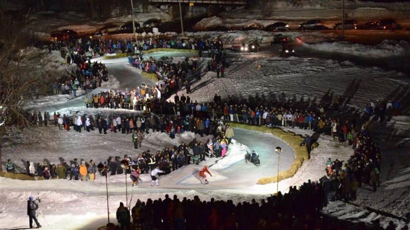 Des patineurs dévalent une piste en lacets