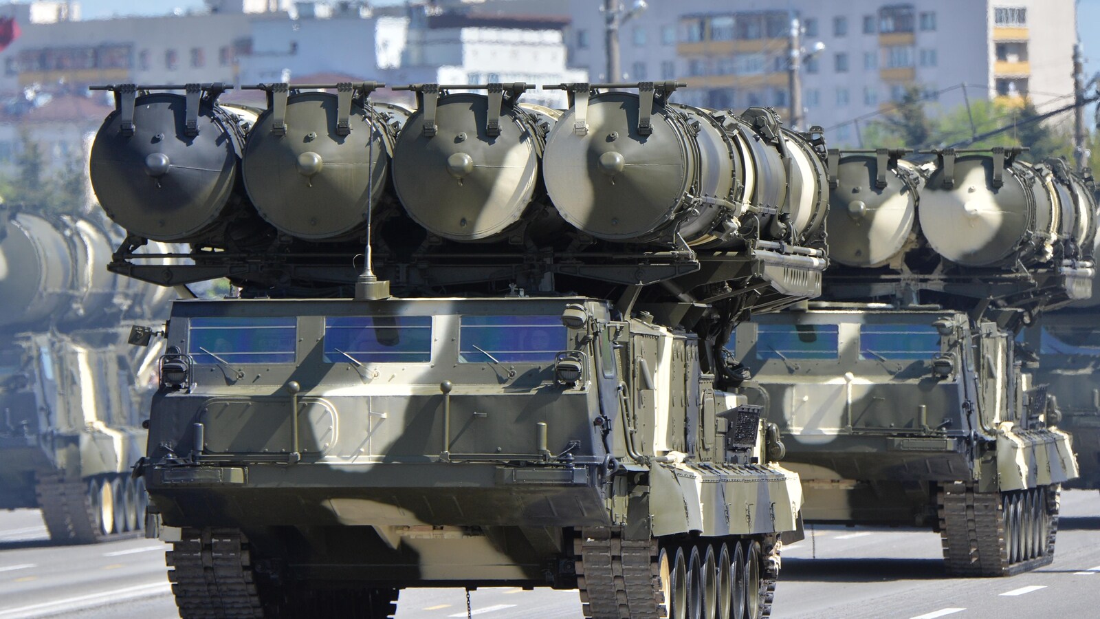 Un char transporte des missiles.