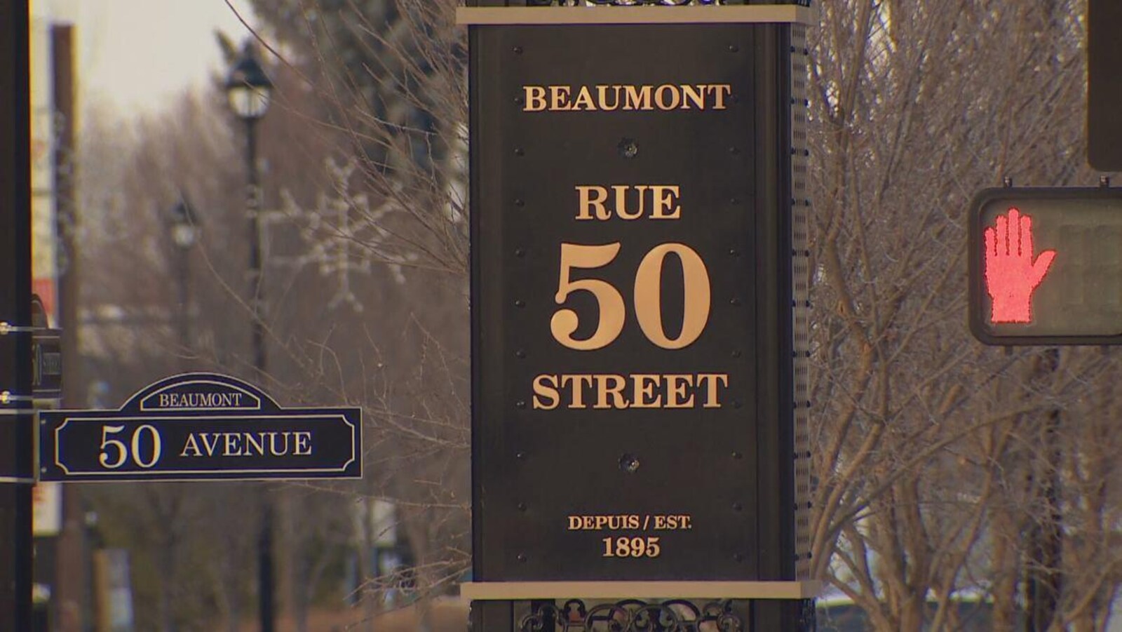 Un panneau qui affiche « Rue 50 », la rue principale de Beaumont.