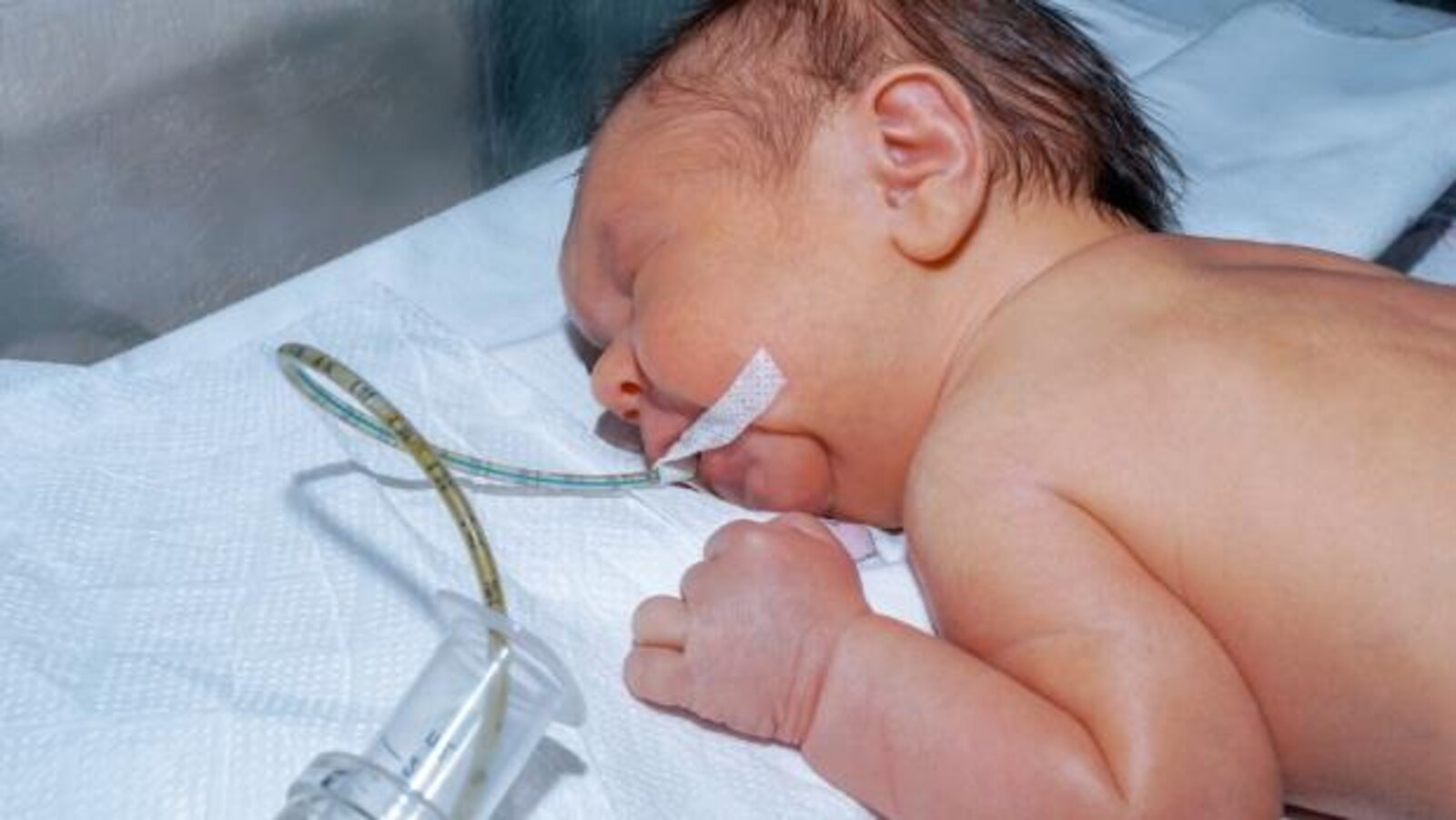 Un bébé dans un service de soins intensifs