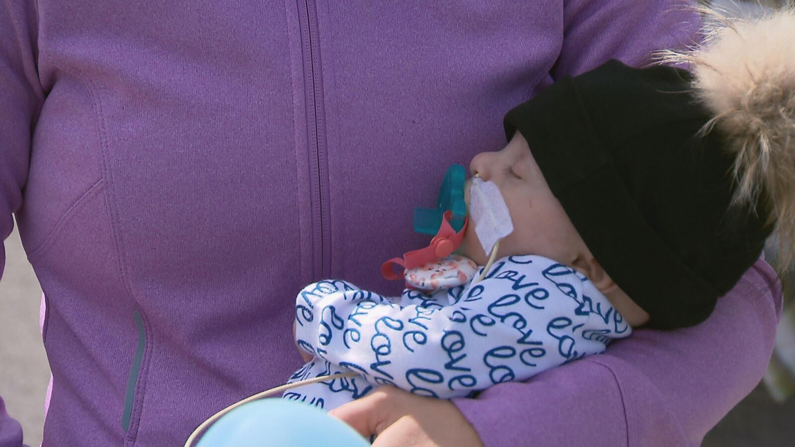Une mère avec son bébé prématuré à la marche organisée à Québec