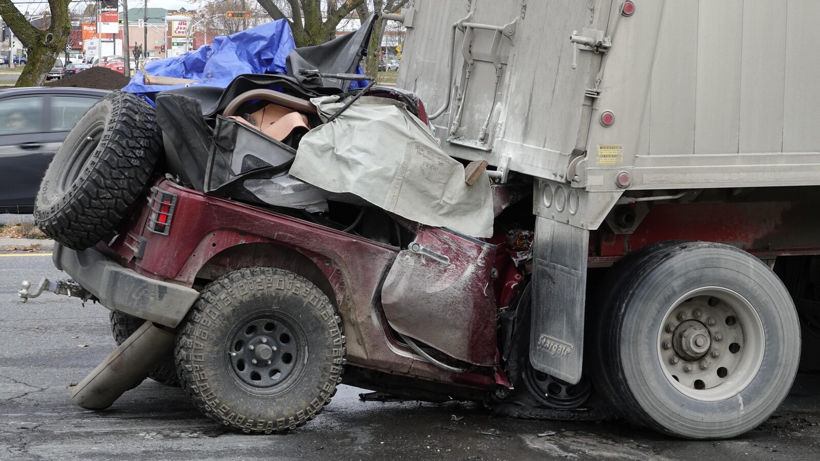 Un véhicule utilitaire sport a embouti un camion