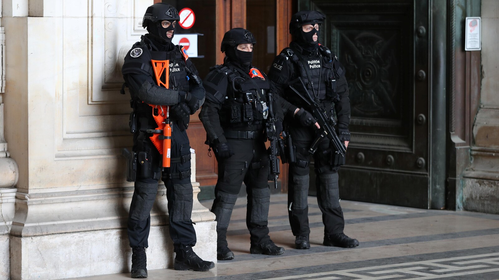 Une unité spéciale de la police belge sécurise le palais de justice de Bruxelles où se tient le procès de Mehdi Nemmouche et Nacer Bendrer.