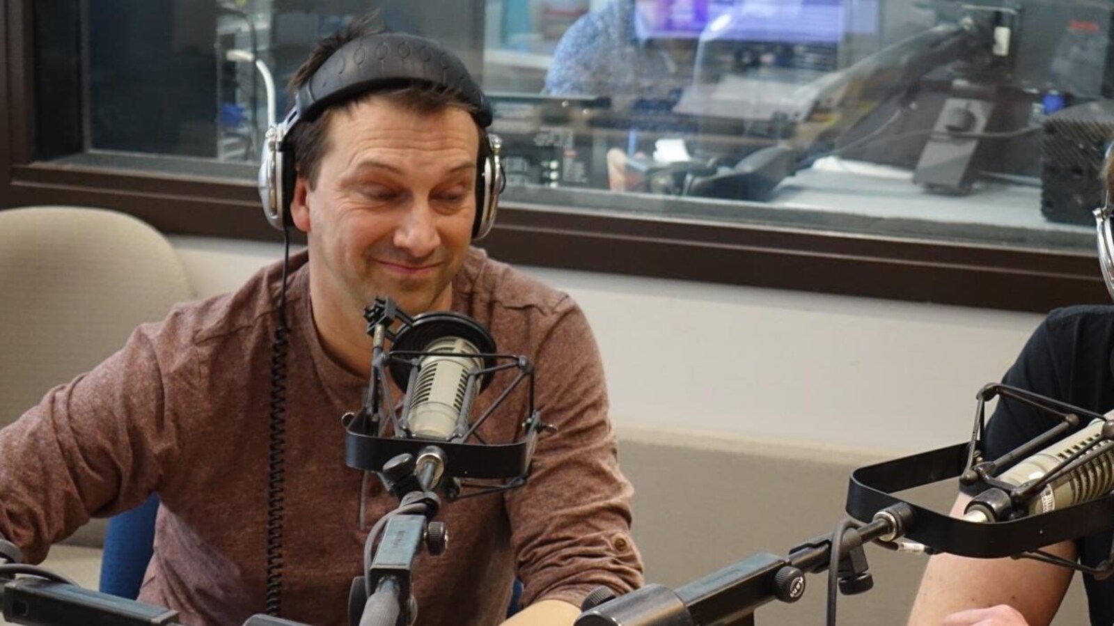 Benjamin Gaillard devant un micro.