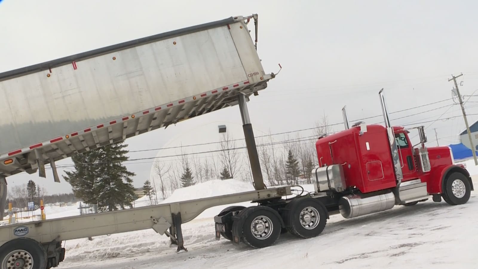 Un camion avec la benne relevée.