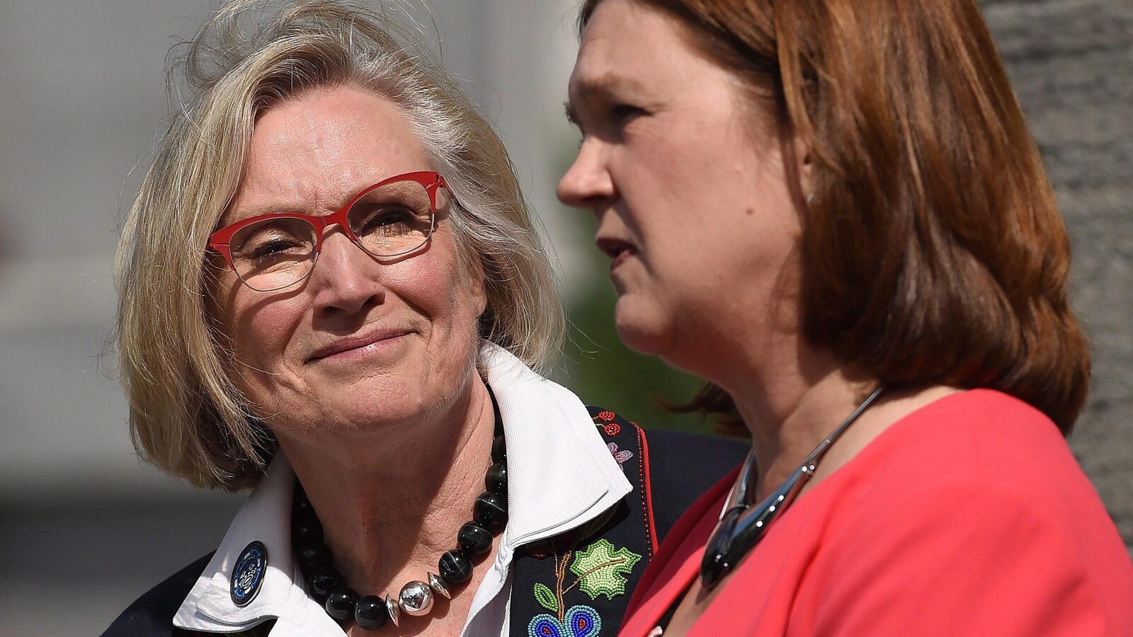 La ministre des Relations Couronne-Autochtones, Carolyn Bennett, regardant la nouvelle ministre des Services aux Autochtones, Jane Philpott en point de presse