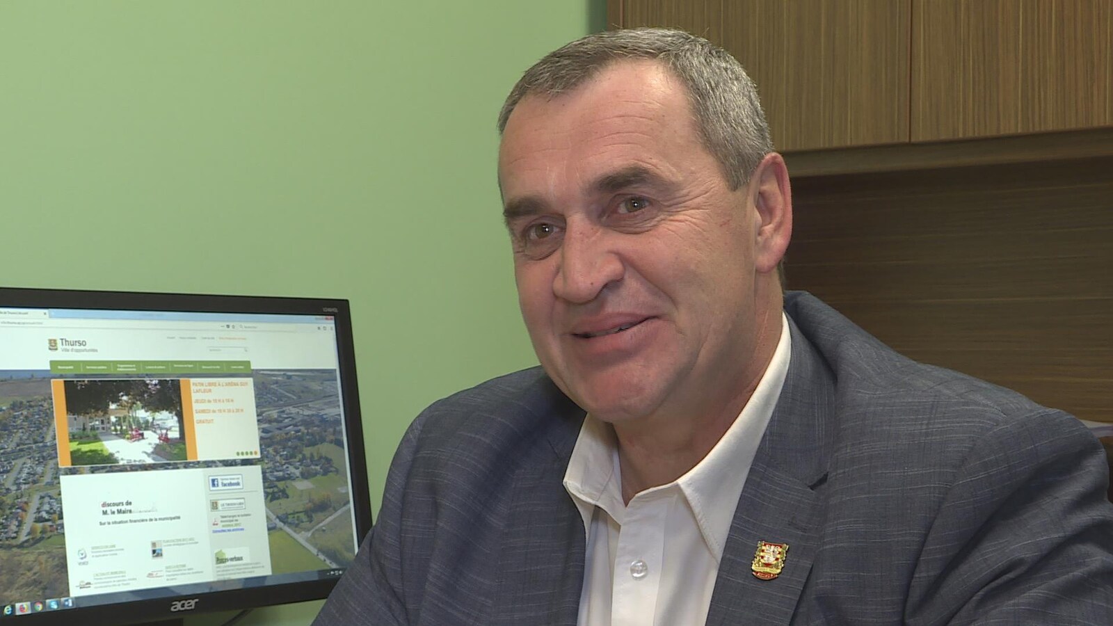 L'homme est interviewé dans son bureau à la mairie de Thurso. (Archives)