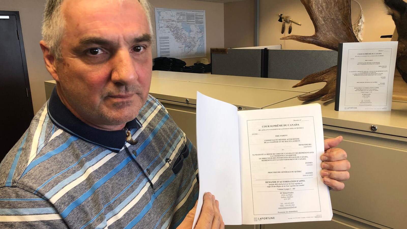 Le grand chef de la Nation métisse autochtone de la Gaspésie et du Bas-Saint-Laurent, Benoît Lavoie, montre la requête adressée à la Cour suprême.