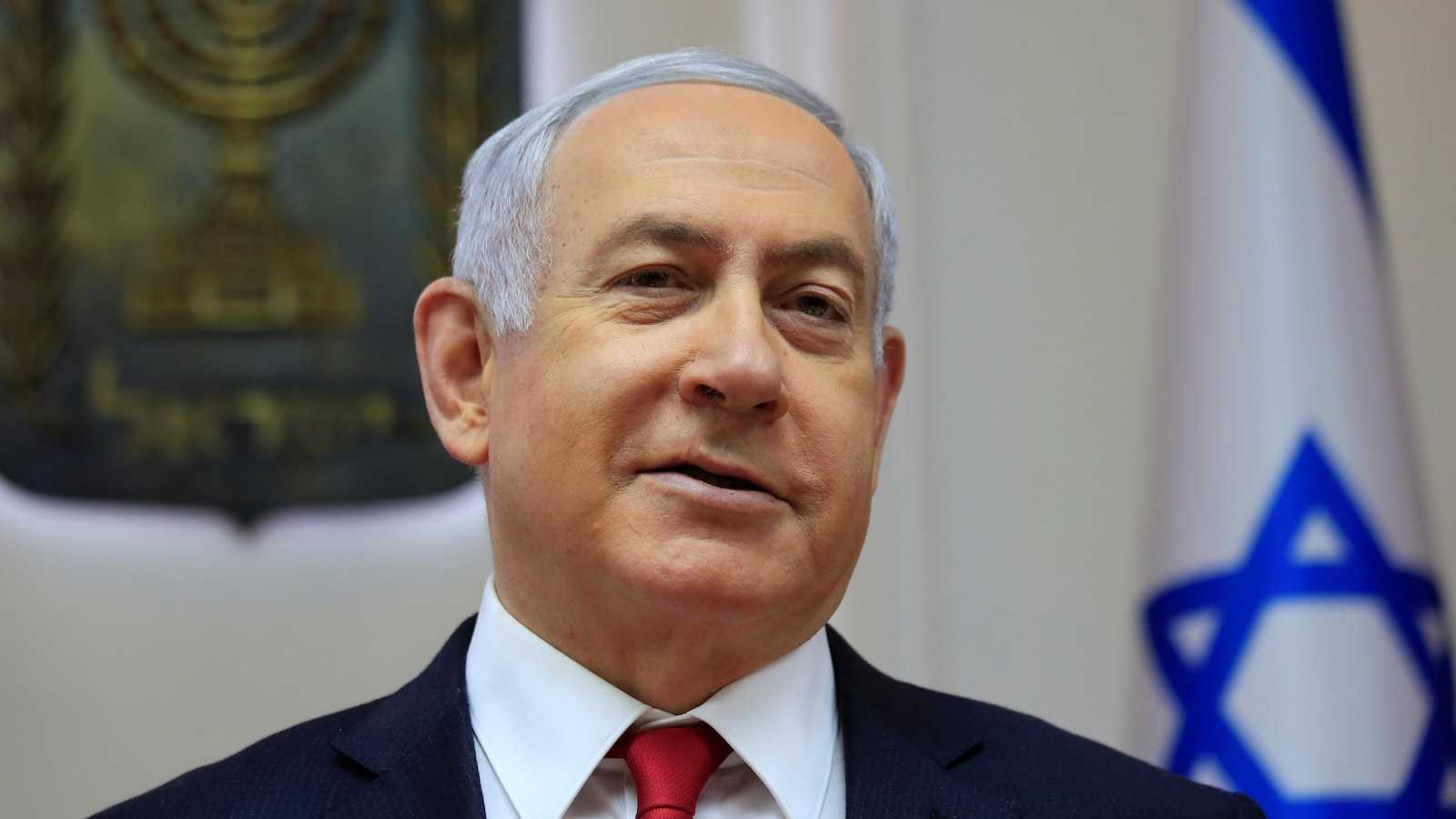 Le premier ministre israélien Benyamin Nétanyahou est photographié devant un drapeau d'Israël.