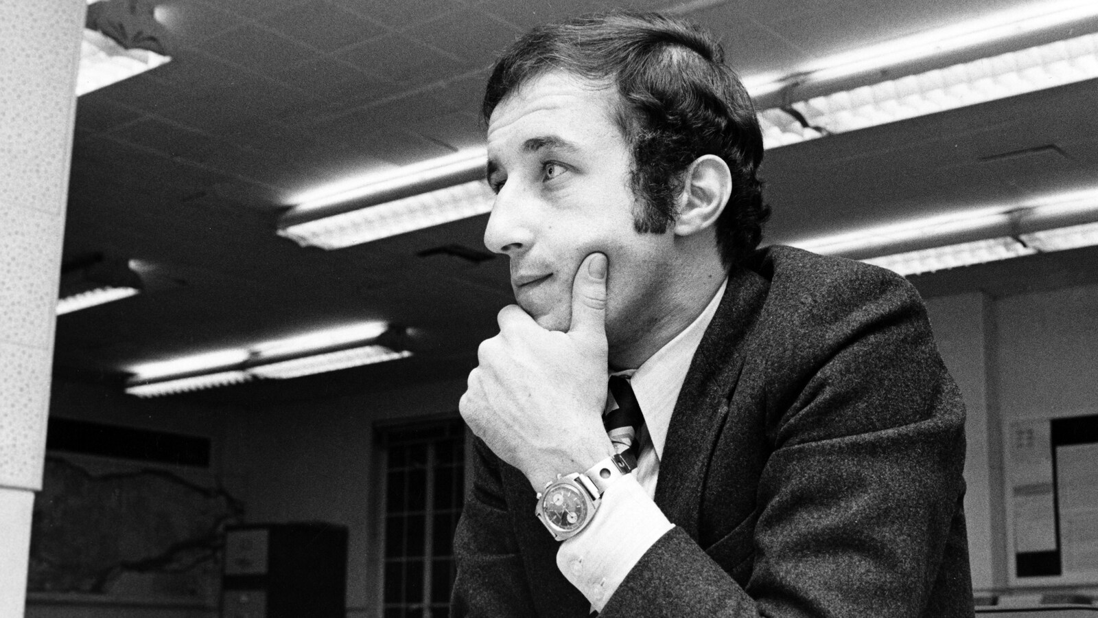 Bernard Derome, à son bureau, l'air pensif.