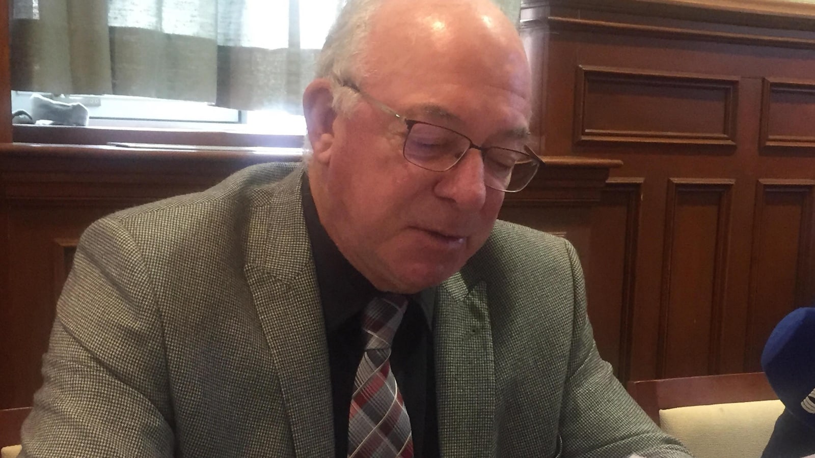 Bernard Tanguay lisant les recommandations de son rapport.