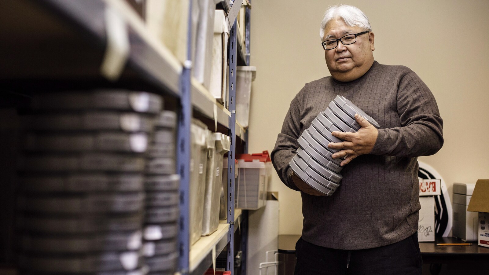 Bert Crowfoot pose au milieu de piles de bobines à Edmonton, en Alberta, le samedi 5 janvier 2019.
