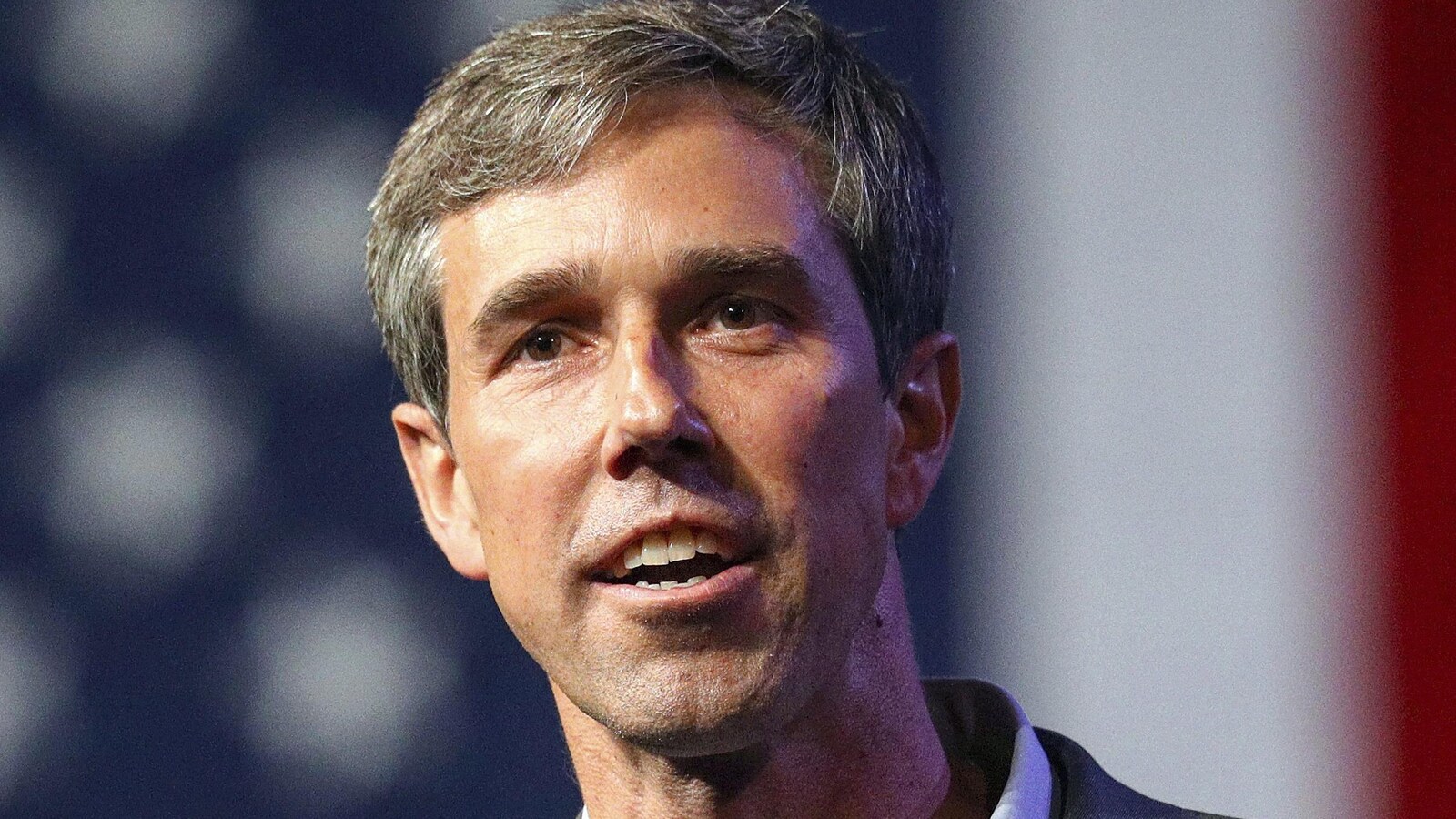 Beto O'Rourke, vu de face, prenant la parole