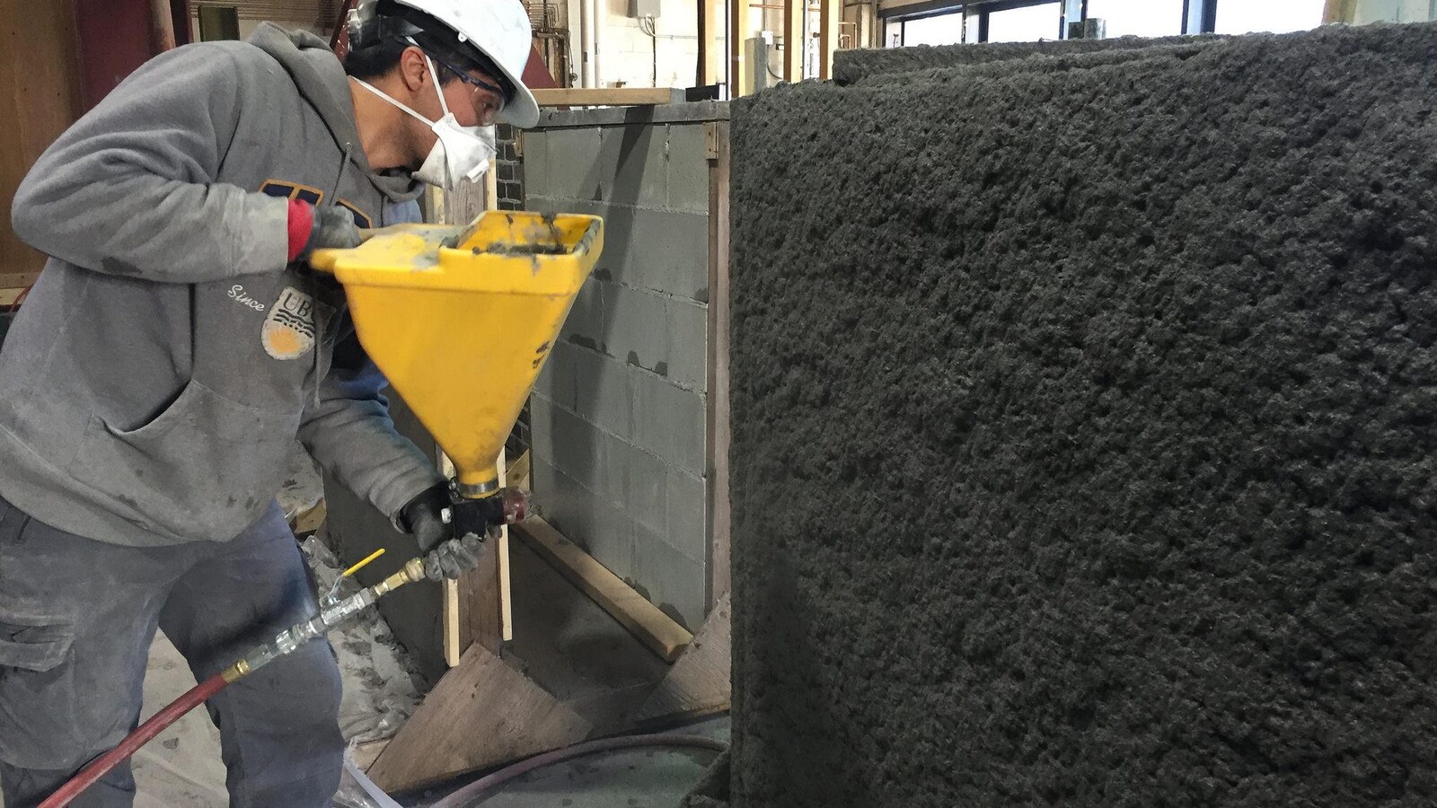 Un chercheur de UBC est en train de préparer un mur de béton résistant aux séismes