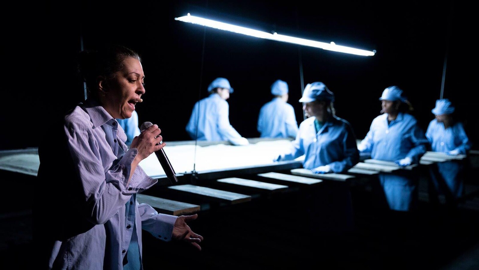 Betty Bonifassi chante entourée de choristes pour la production de « SLĀV ».