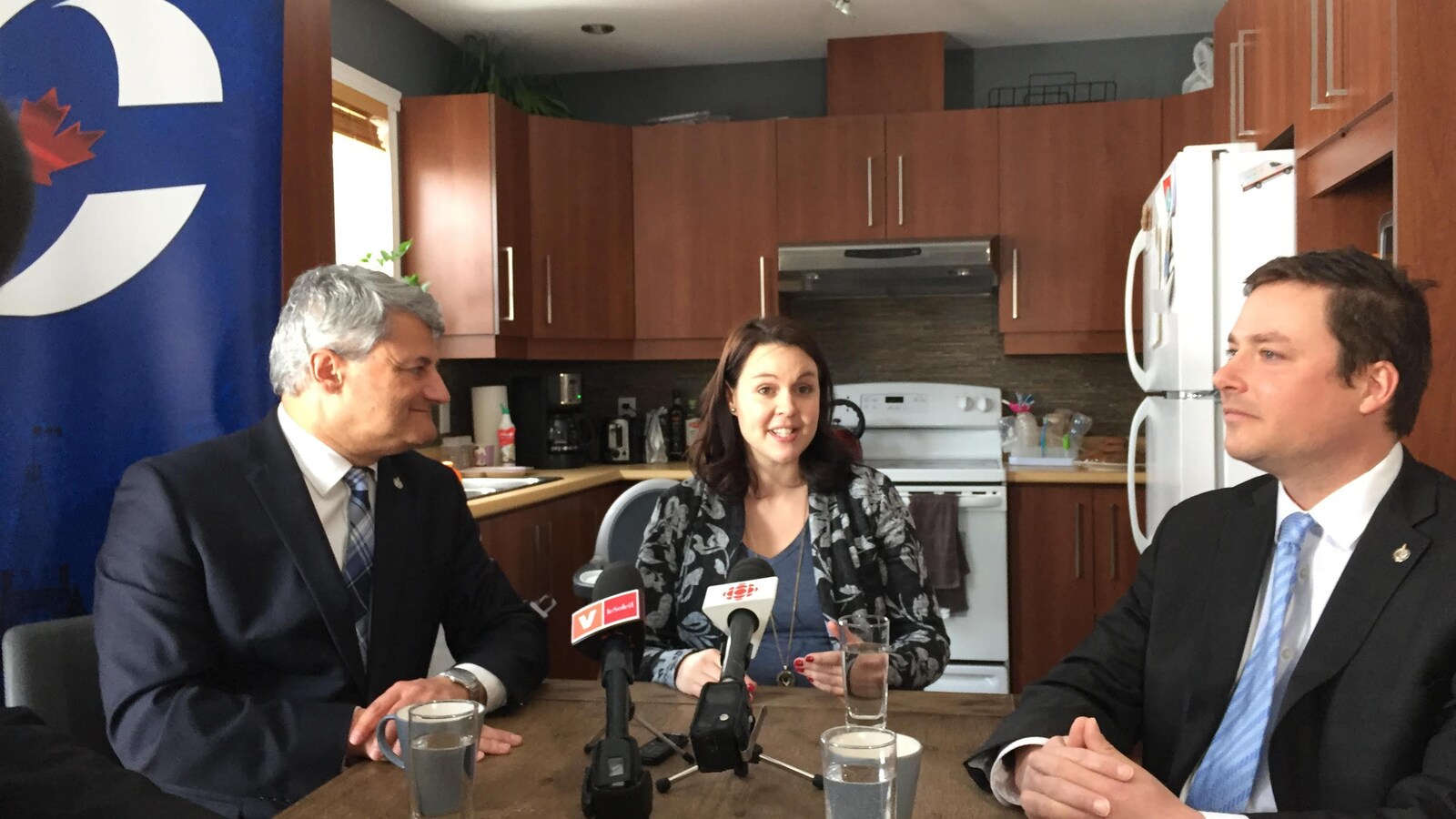 Entourée de Gérard Deltell et Alupa Clarke, Bianca Boutin a annoncé sa candidature dans la cuisine de sa résidence.