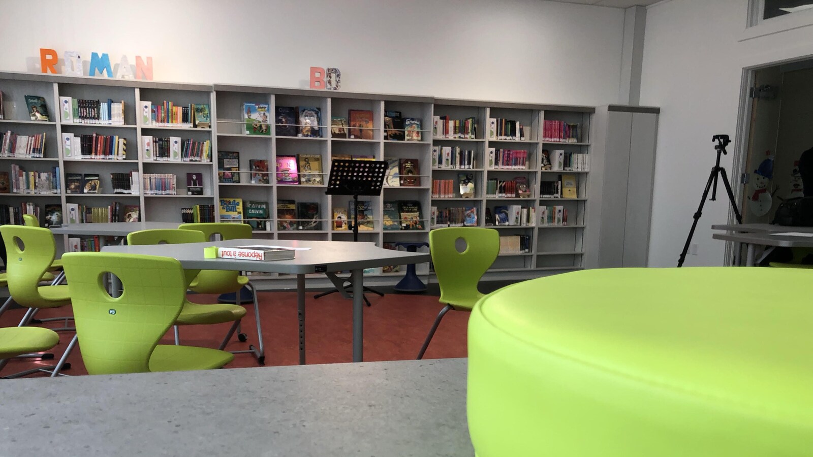 une bibliothèque d'école primaire.