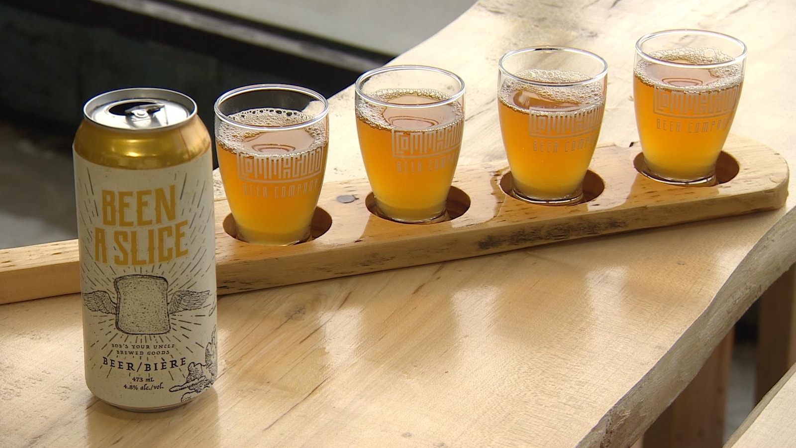 Une canette et des verres de bière.