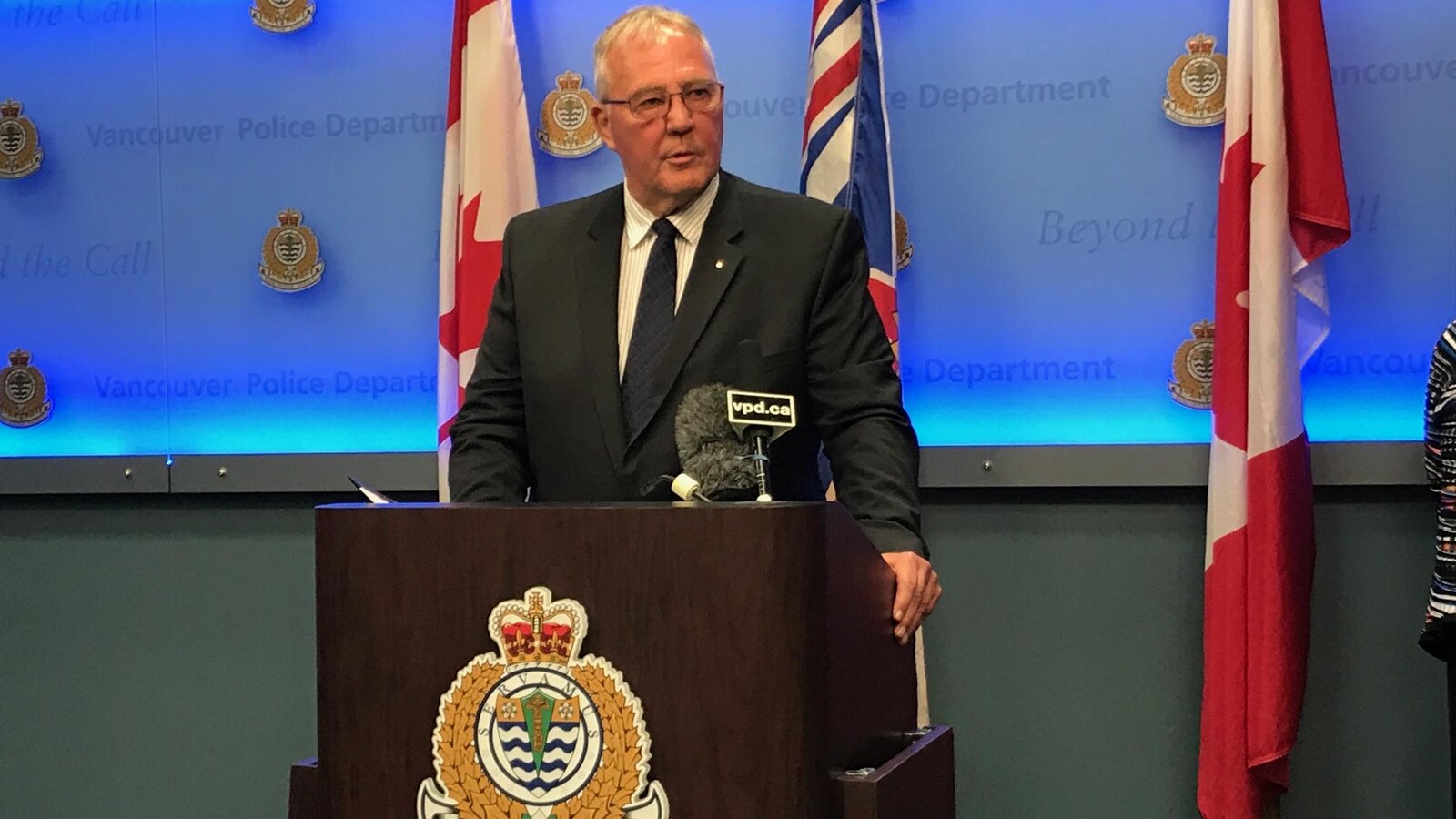 Un homme derrière un podium de la police de Vancouver