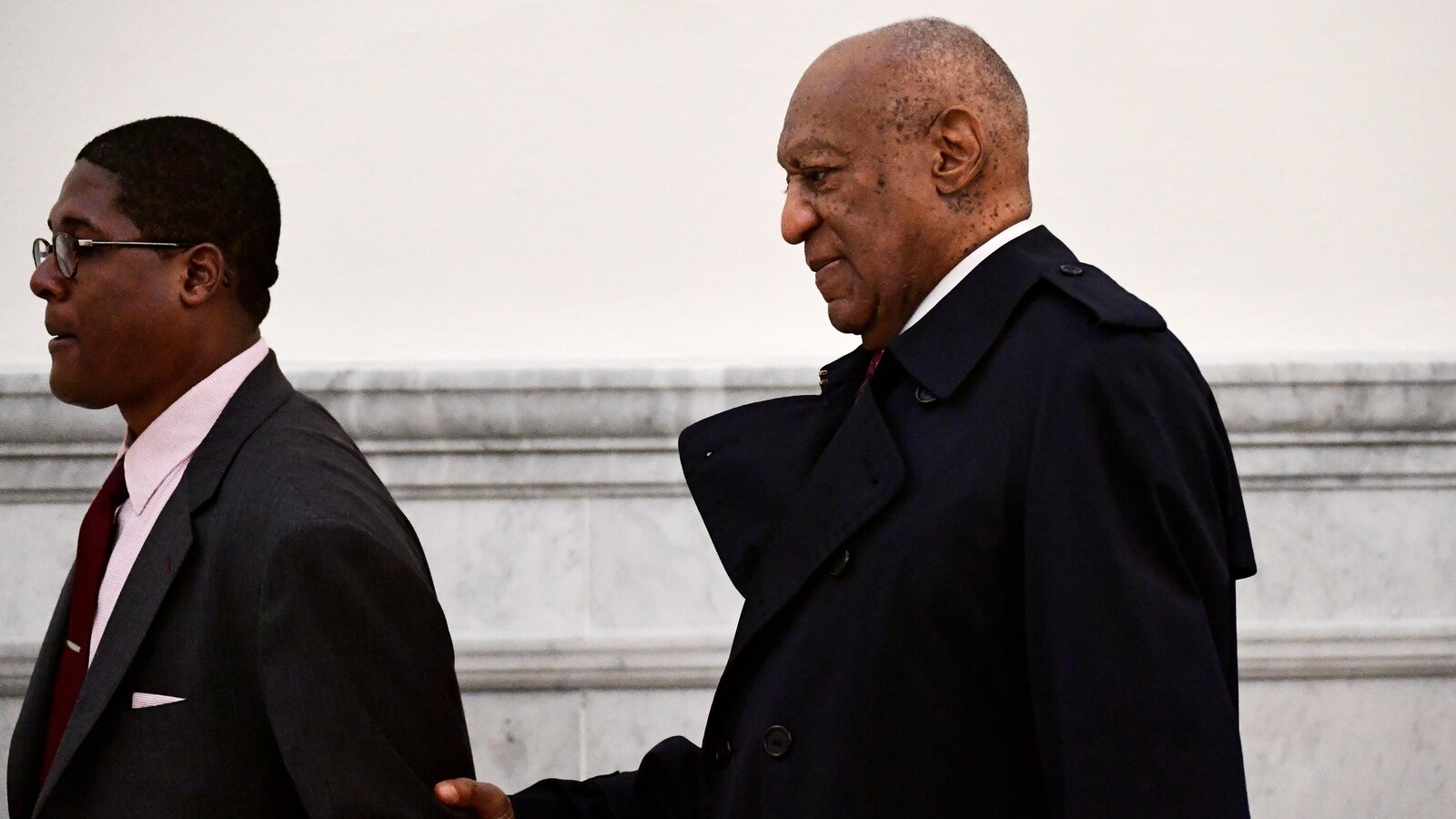 Accompagné de son porte-parole, l'acteur et humoriste Bill Cosby arrive à son deuxième procès, à Norristown, en Pennsylvanie, le 25 avril 2018.