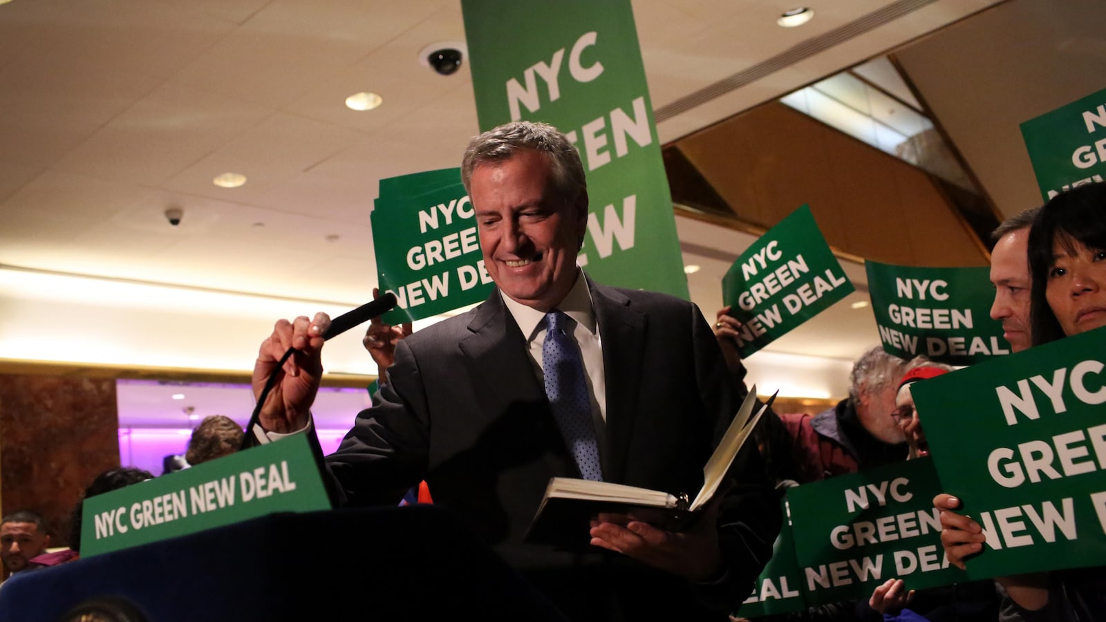 Le maire de New York, Bill De Blasio se rend au meeting du Green New Deal à la Trump Tower, le 13 mai 2019.