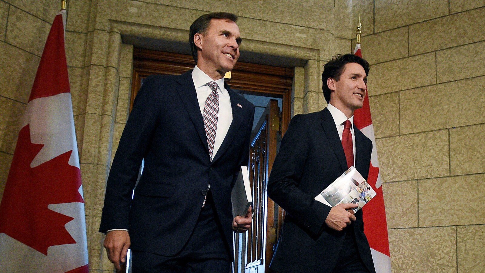 Le ministre des Finances Bill Morneau et le premier ministre canadien Justin Trudeau tiennent des copies du budget fédéral, à Ottawa.
