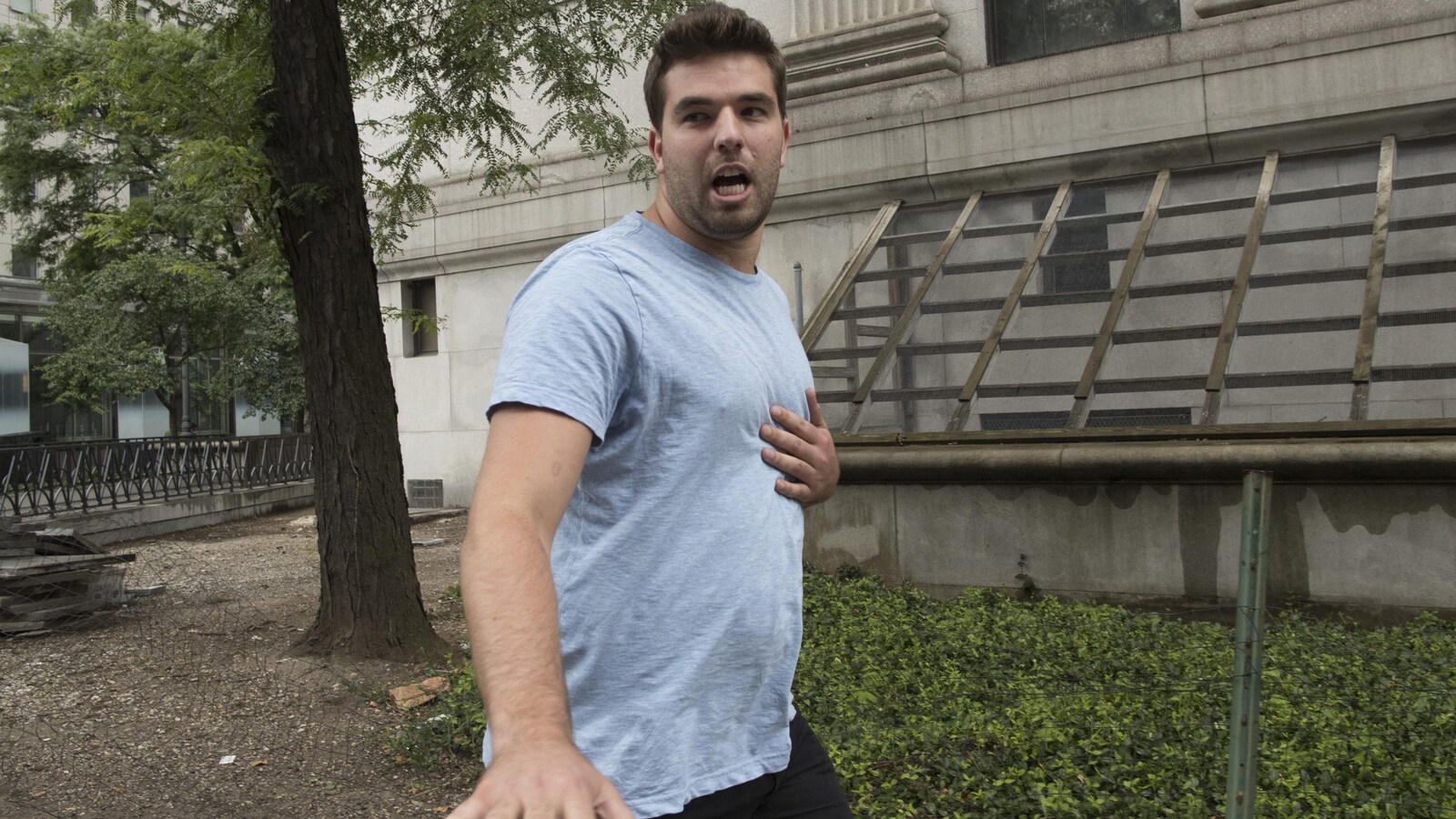 L'organisateur du Fyre Festival, Billy McFarland, juste après avoir été libéré sous caution, le 1er juillet 2017.