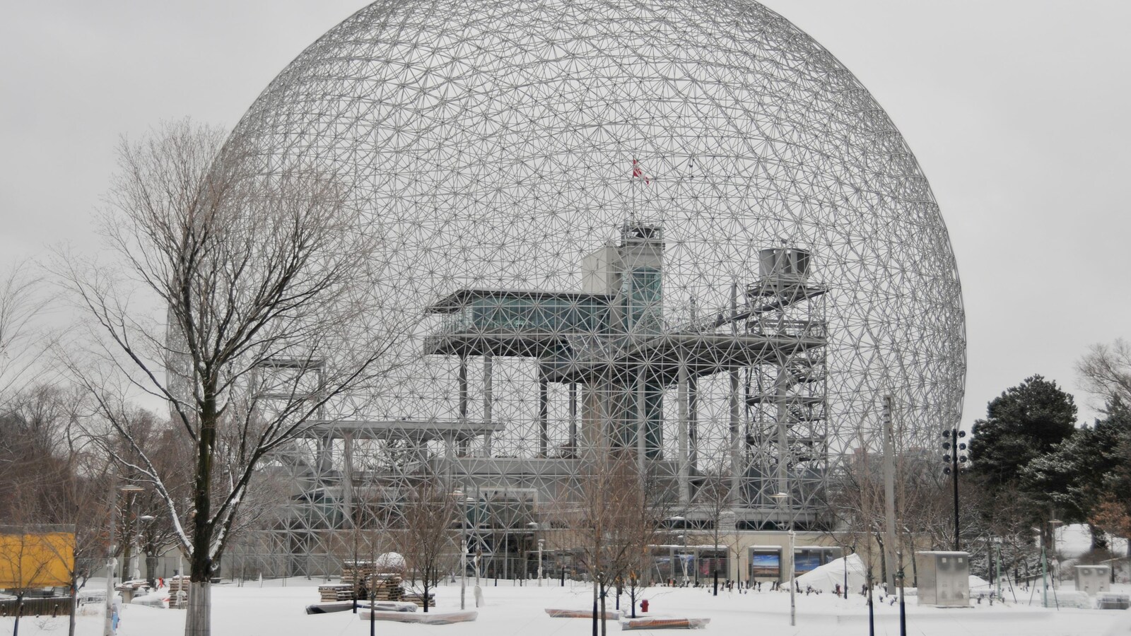 La Biosphère dans un paysage hivernal.