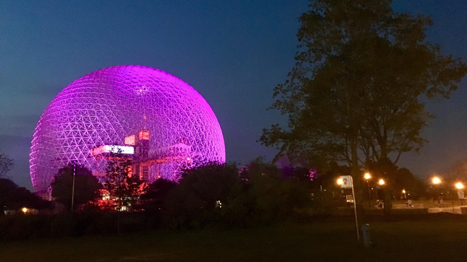 La Biosphère illuminée lors des cérémonies du 375e anniversaire de Montréal.