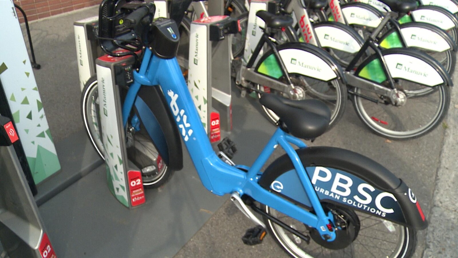 Station dans laquelle se trouvent des bixis standards et un bixi à assistance électrique