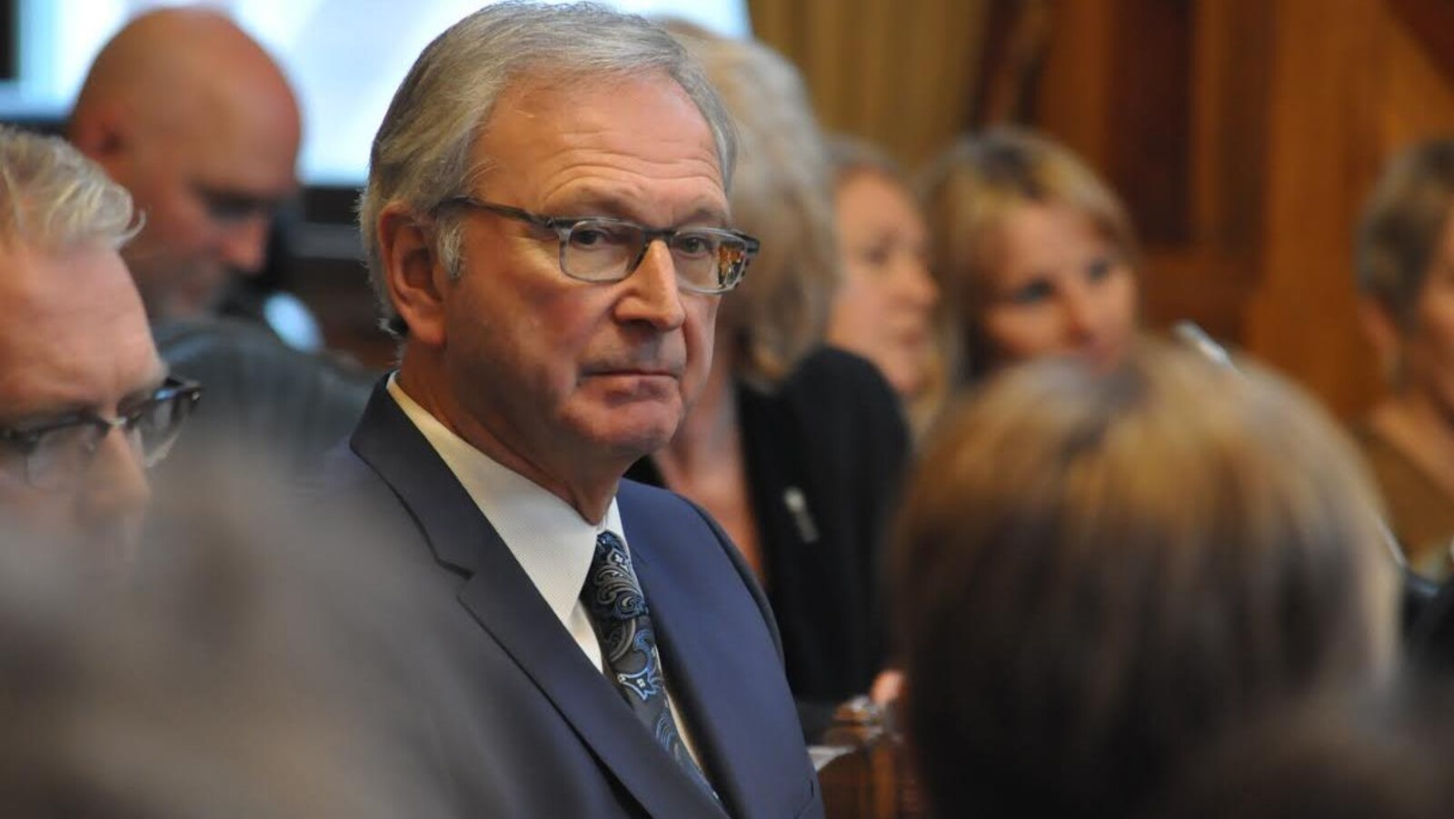 Le premier ministre Blaine Higgs écoute attentivement le discours du Trône.