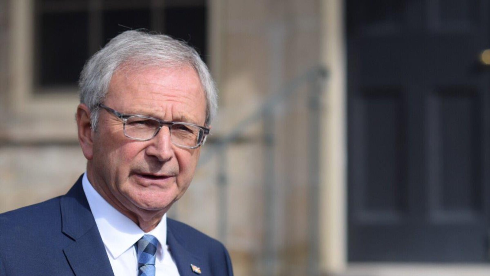 Blaine Higgs s'adresse aux journalistes à l'extérieur de la résidence de la lieutenante-gouverneure.