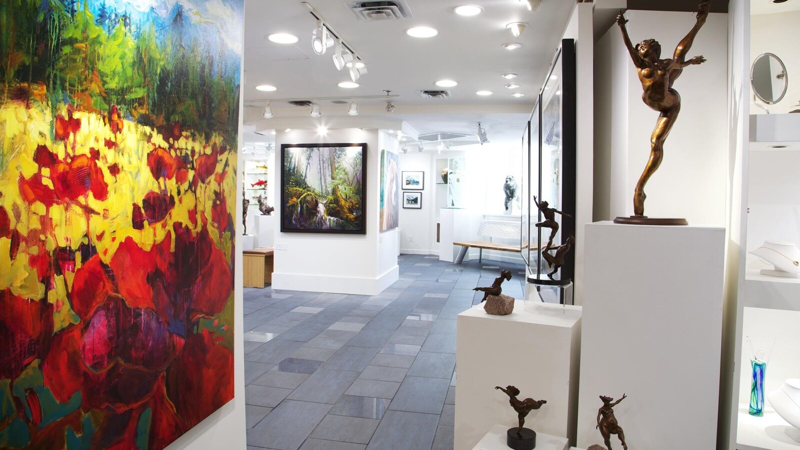 Des oeuvres sont exposées dans une galerie d'arts.