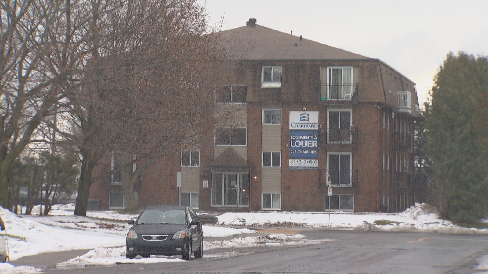 Un immeuble à logements vu de loin à Gatineau en hiver.