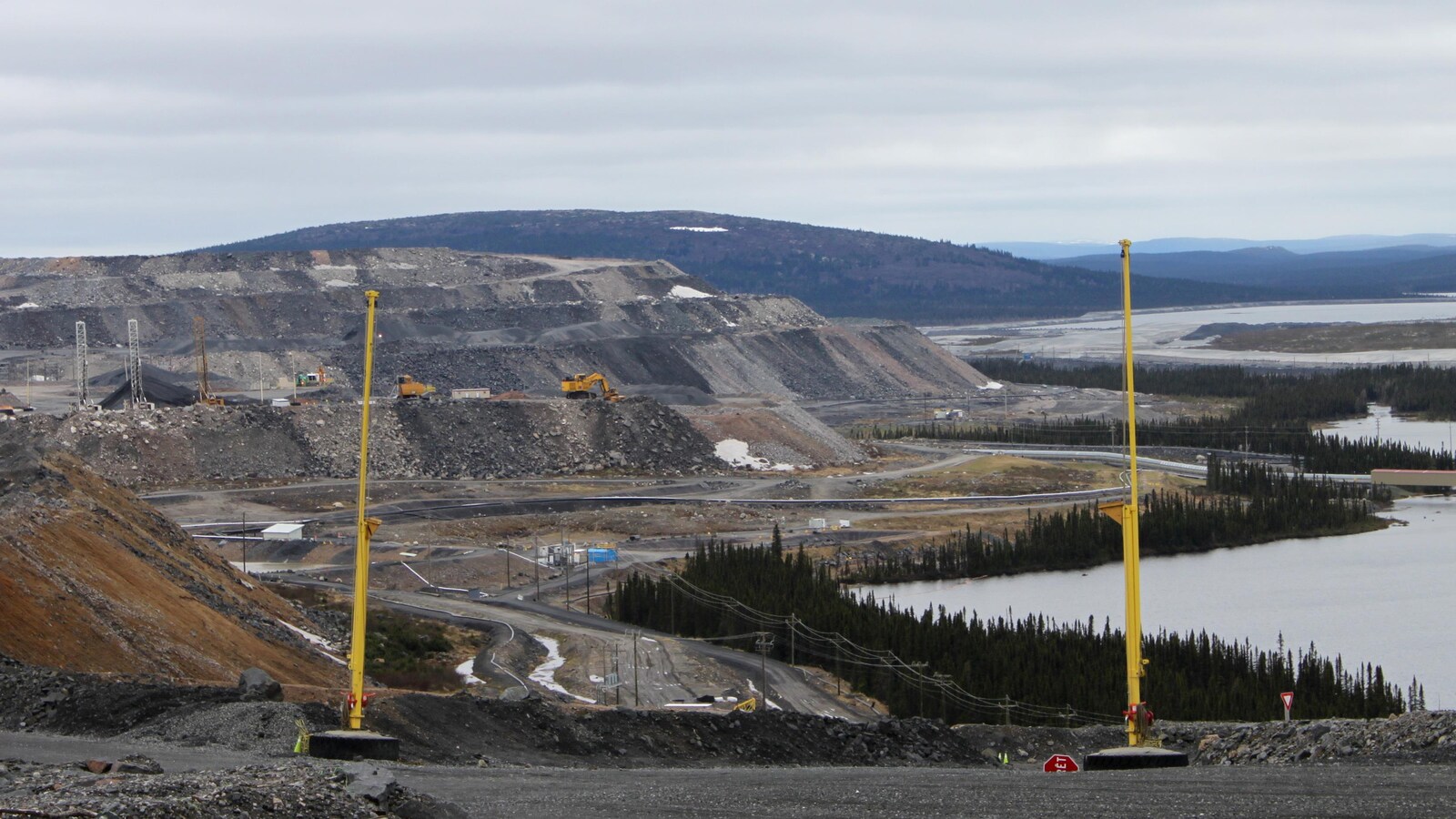 Travaux miniers près d'un lac.