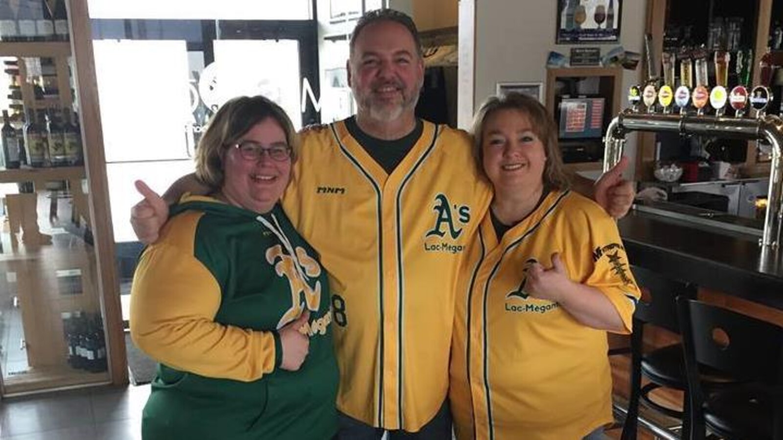 Les bénévoles de l'Association du baseball mineur de Lac-Mégantic depuis de nombreuses années. De gauche à droite: Mélanie Bédard (financement), Ivan Custeau (fondateur), Marie Doyon (présidente).