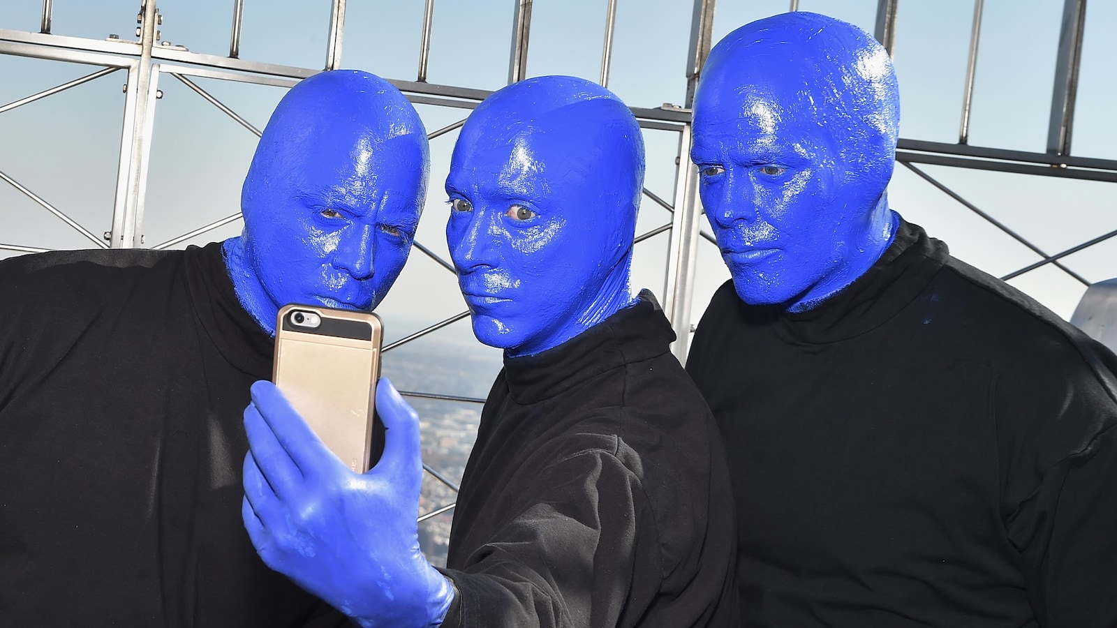 Les membres du Blue Man Group au sommet de l'Empire State Building à New York