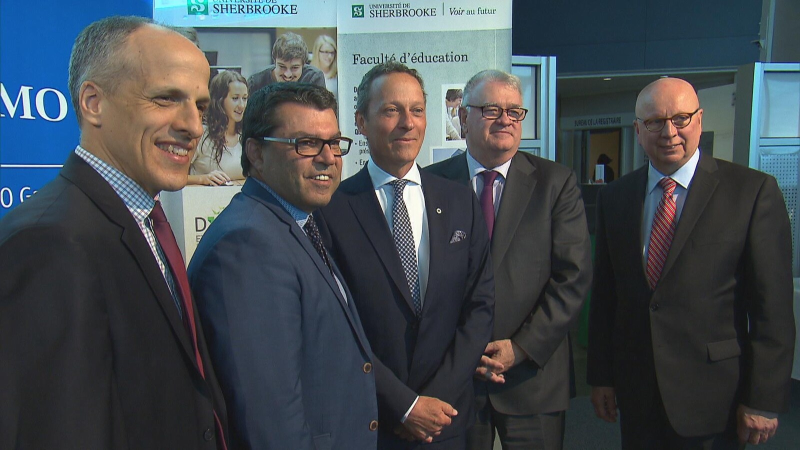 Le recteur de l'Université de Sherbrooke, Pierre Cossette, accompagné du doyen de la Faculté d'éducation, Serge Striganuk, du conseiller principal en gestion de patrimoine et premier vice-président de BMO Nesbitt Burns, Luc Blanchard, le président de la campagne majeure D’avenirs et de passions, Normand Legault, et le président de La Fondation de l'Université, Luc Borduas.