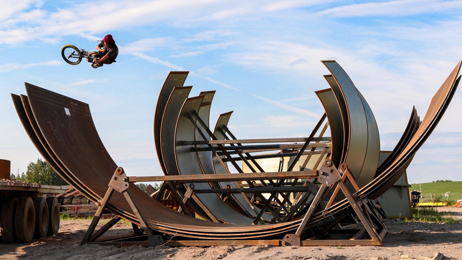 Un jeune qui fait une acrobatie en BMX.