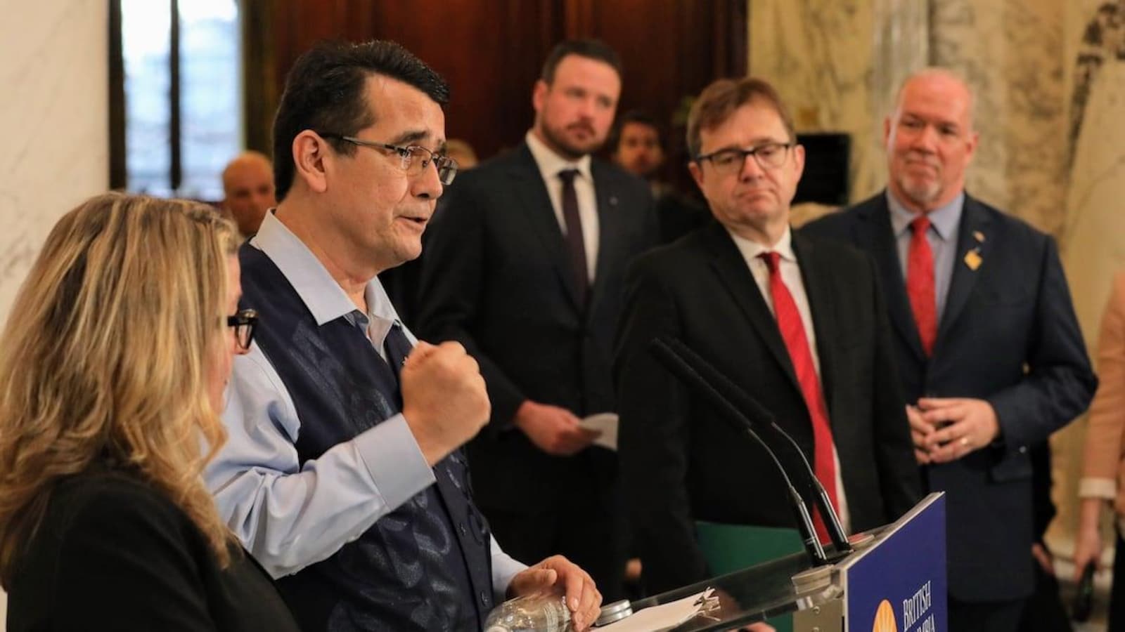 Bob Chamberlin s'exprime devant le Premier ministre de la Colombie-Britannique et d'autres personnalités politiques.