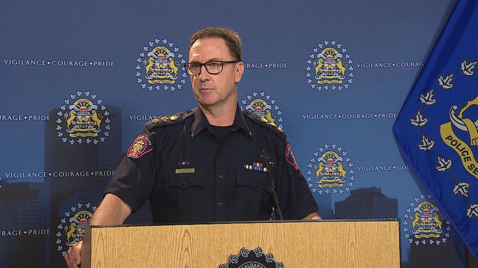Le chef adjoint de la police de Calgary Bob Ritchie lors d'un point de presse à Calgary.