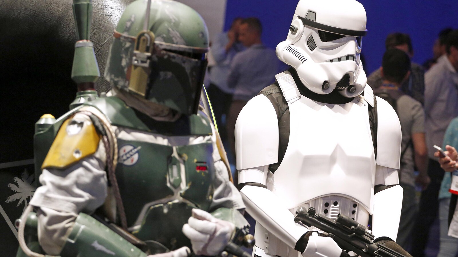 Deux personnes costumées en Boba Fett, à gauche, et en soldat impérial (Stormtrooper), à droite.