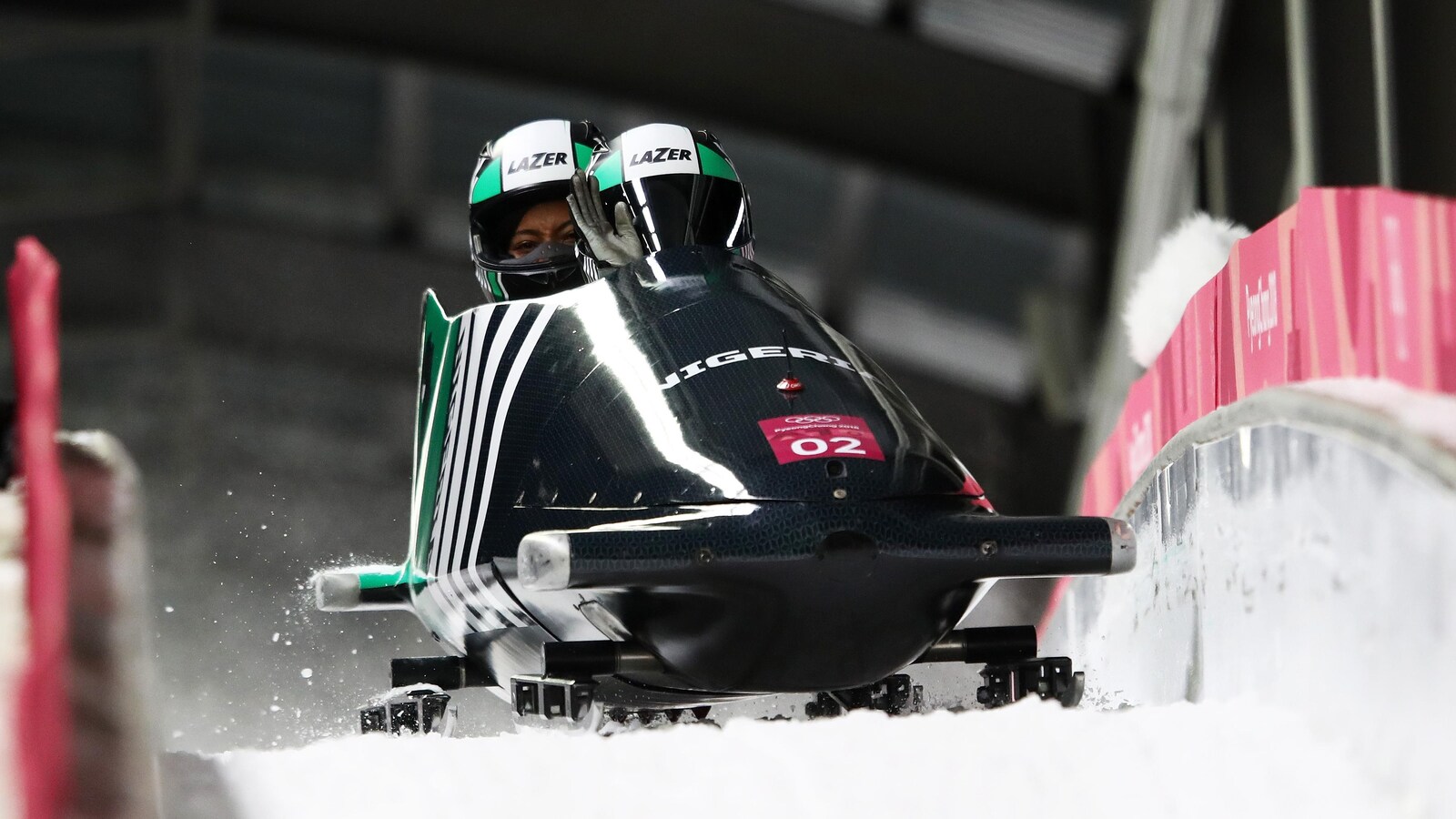 Pyeongchang, Corée du Sud, 21 février 2018. Le bobsleigh à deux de l'équipe féminine du Nigéria aux Jeux olympiques de Pyeongchang. L'équipage, Seun Adigun et Akuoma Omeoga, sont dans la phase de freinage après une descente. (Photo de Clive Mason/Getty Images)