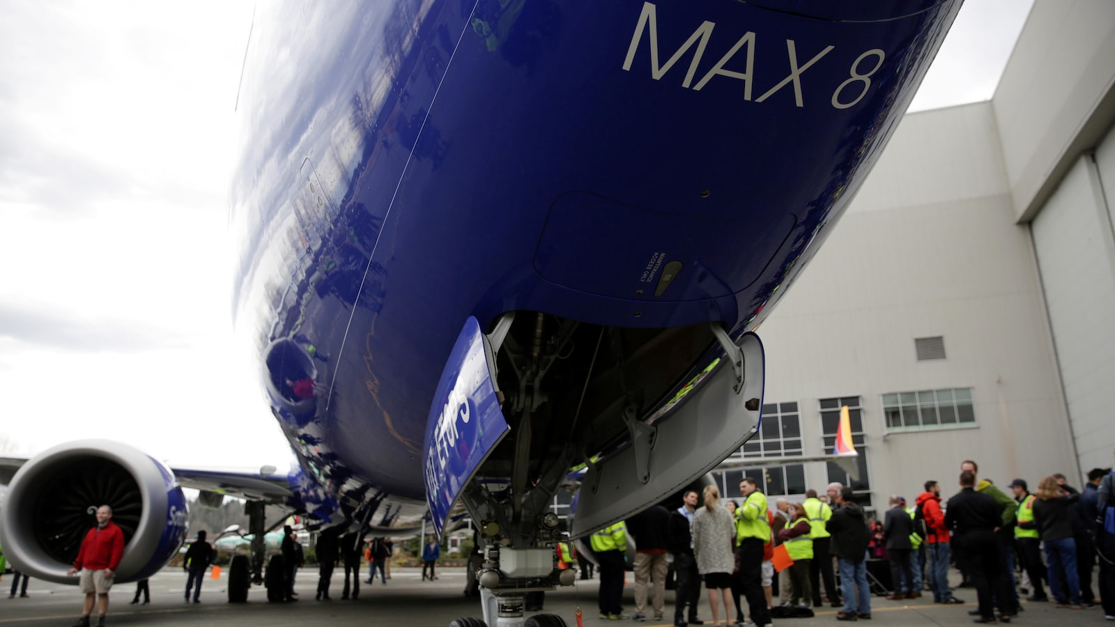 Des employés de Boeing devant un avion.