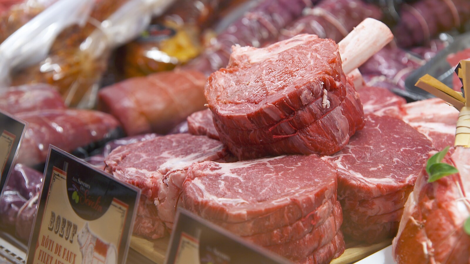 Des filets mignons de boeuf dans un comptoir de boucherie.
